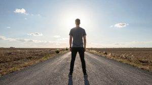 Antreprenor de succes privind spre viitor luminos